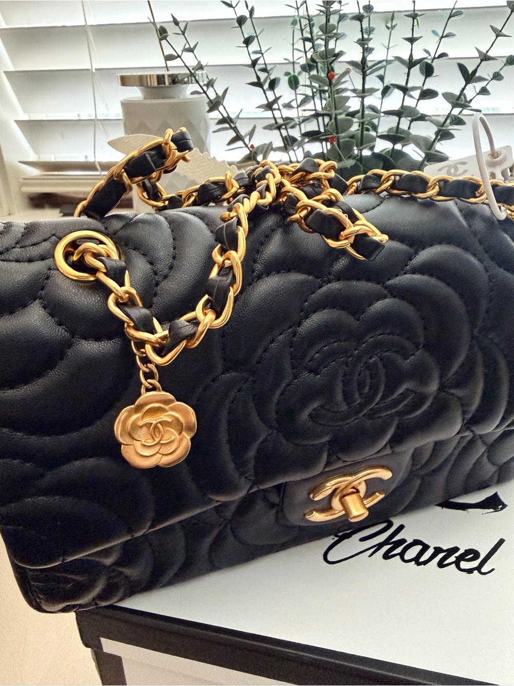 Black camellia  Quilted Chain Shoulder Bag